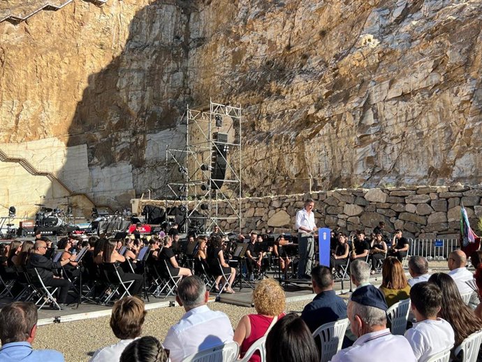 El consejero en funciones de Agricultura, Pesca, Agua y Desarrollo Rural, Ramón Fernández-Pacheco, en la inauguración del Parque Minero de Macael (Almería).