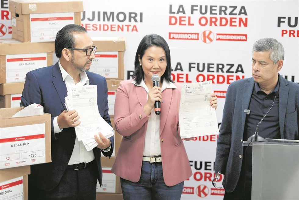 En el centro de la imagen, Keiko Fujimori