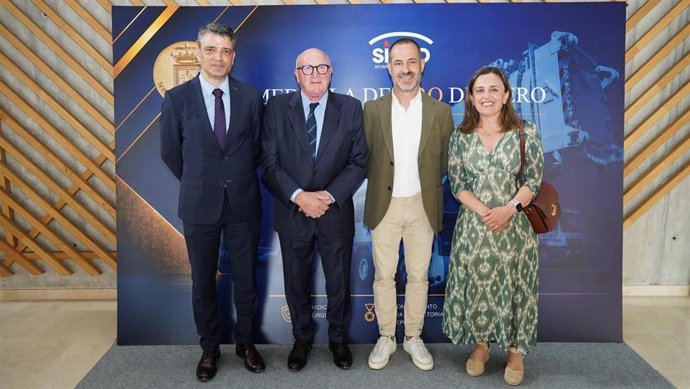 El alcalde de Siero, Ángel García; el viceconsejero de Industria, Juan Carlos Campo; la presidenta de FADE, María Calvo; y el galardonado, José Manuel García Suárez.