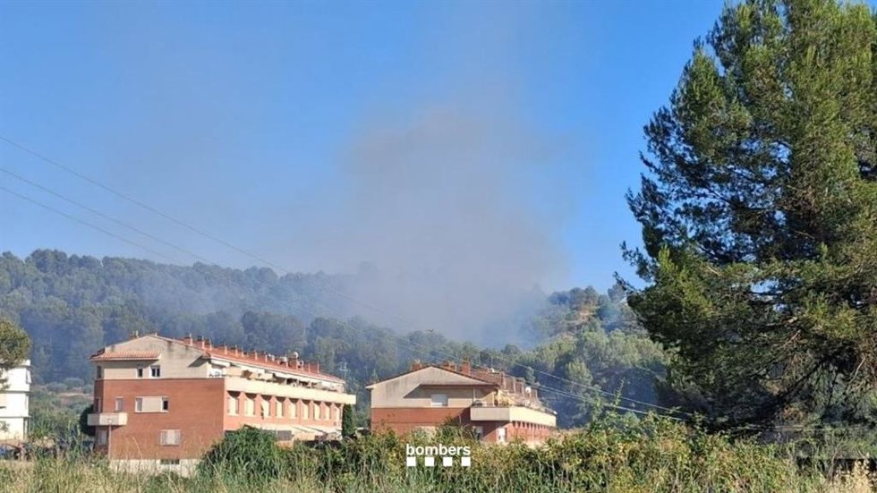 Orden de confinamiento en una urbanización en Sant Vicenç de Castellet (Barcelona) por un incendio