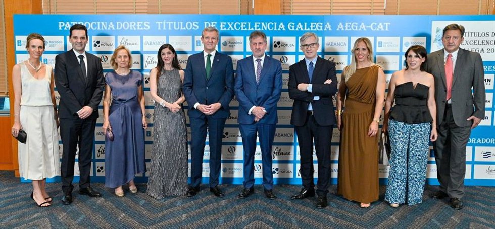 El presidente de la Xunta, Alfonso Rueda, y la consellera de Igualdad de la Generalitat, Eva Menor, encabezan en Barcelona los XXI Títulos de Excelencia Galega 2026, que otorga la Asociación de Empresarios Gallegos de Catalunya (Aega-Cat)