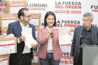 En el centro de la imagen, Keiko Fujimori