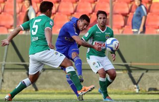 Futbol, Universidad de Chile vs Audax Italiano Primera Fecha Copa Chile  2014/15. El jugador de Universidad de Chile Roberto Cereceda, centro, patea la pelota durante el partido de primera división disputado contra Universidad de Chile en el estadio