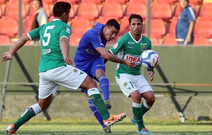 Futbol, Universidad de Chile vs Audax Italiano Primera Fecha Copa Chile  2014/15. El jugador de Universidad de Chile Roberto Cereceda, centro, patea la pelota durante el partido de primera división disputado contra Universidad de Chile en el estadio