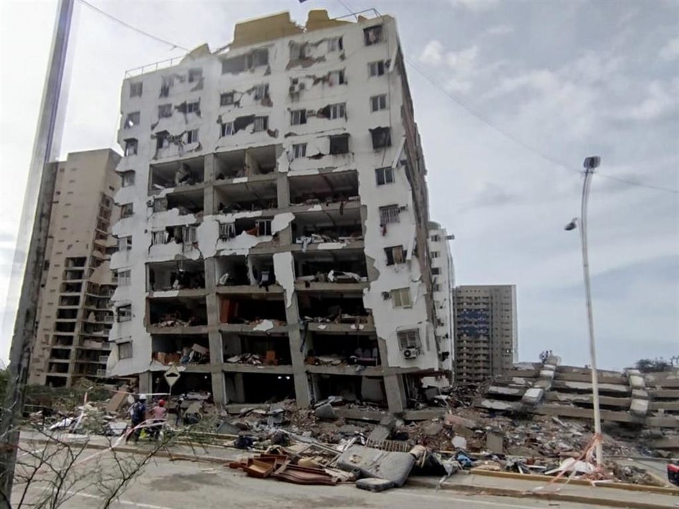 Edificio devastado por los terremotos en La Guaira, Venezuela