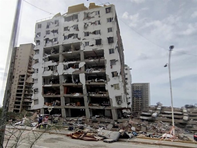 Edificio devastado por los terremotos en La Guaira, Venezuela