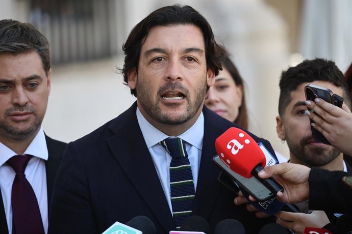 Santiago, 8 de mayo de 2026.  Bancada del Partido Socialista entrega carta en la oficina de Partes del Palacio La Moneda dirigida al presidente de la republica con propuestas de crecimiento y desarrollo que reemplacen la ley miscelanea   Diego