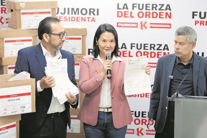 En el centro de la imagen, Keiko Fujimori