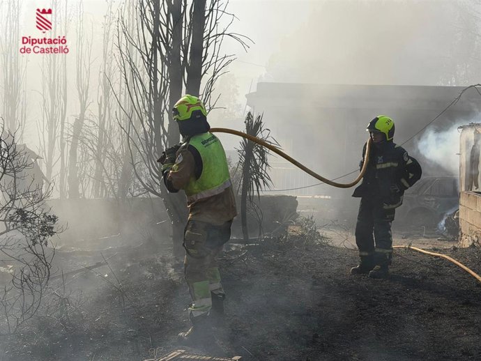 Cuatro personas rescatadas y 70 evacuadas preventivamente por un incendio de vegetación de Peñíscola