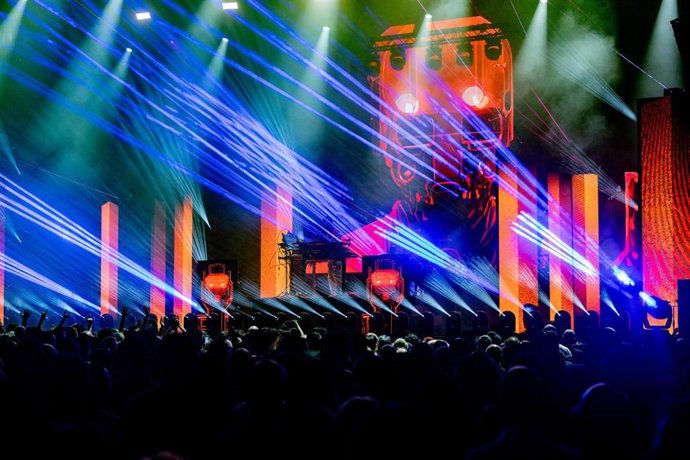 El compositor e intérprete francés de música electrónica  Jean-Michel Jarre durante una actuación en el festival de las Noches del Botánico, a 3 de julio de 2026, en Madrid (España). 