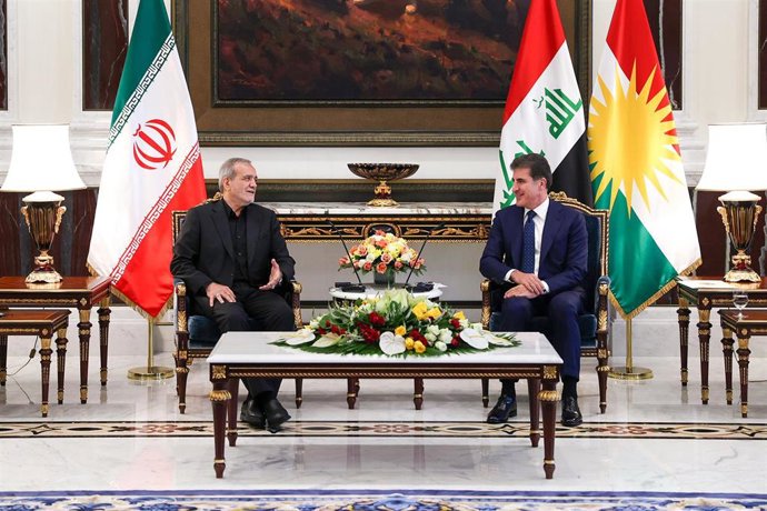 Archivo - El presidente del Kurdistán iraquí, Nichirvan Barzanim, junto a su homólogo iraní, Masoud Pezeshkian, en septiembre de 2024