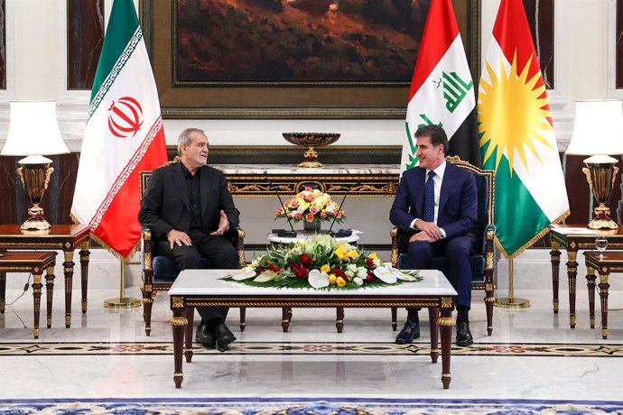 Archivo - Arquivo - 12 de setembro de 2024, Erbil, Região do Curdistão, Iraque: O presidente da Região Autônoma do Curdistão, no Iraque, NECHIRVAN BARZANI (à direita), recebe o presidente do Irã, MASOUD PEZESHKIAN (à esquerda), em Erbil. Em sua primeira v