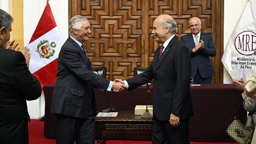 El Canciller Carlos Pareja Ríos Toma Juramento Al Embajador Eric Anderson Como Nuevo Viceministro De Exteriores Y Jefe Del Servicio Diplomático Peruano