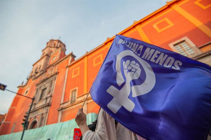 Archivo - Cartel de "ni una menos" para protestar contra la violencia de género