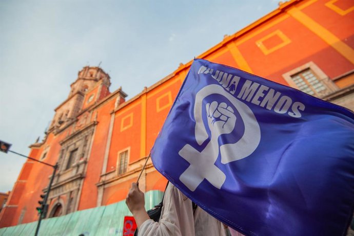 Archivo - A woman holds a feminist flag while taking part during a demonstration in Queretaro to commemorate the International Women's Day to demand equality gender and women's rights. Thousands of women around the world are joining the global Internation