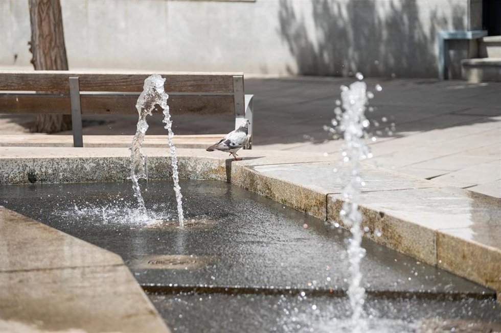 Archivo - Vista de varios chorros de agua de una fuente en Badajoz