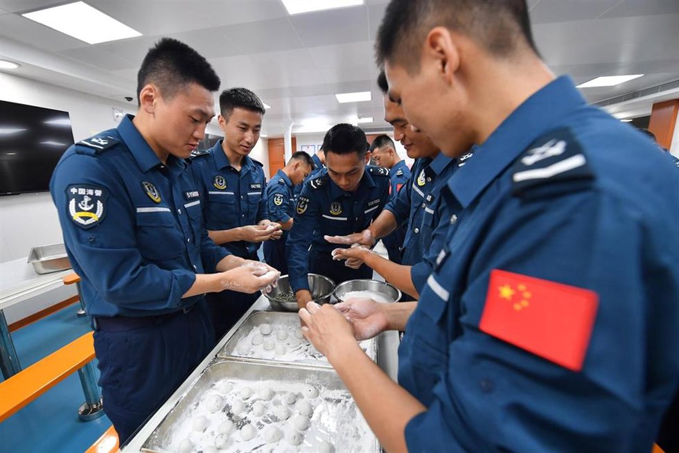 Archivo - Agentes de las fuerzas del orden  a bordo del buque 'Sandu' de la Guardia Costera de China (CCG) en el mar de China Meridional (archivo)