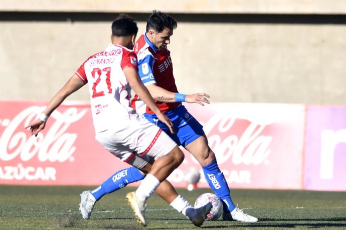 Futbol, Deportes Copiapo vs Universidad Catolica. Fecha 3, Copa Chile 2026. El jugador de Universidad Catolica Fernando Zampedri, centro, disputa el balon contra Enzo Fernandez de Deportes Copiapo durante un partido grupo B de la copa Chile disputado en
