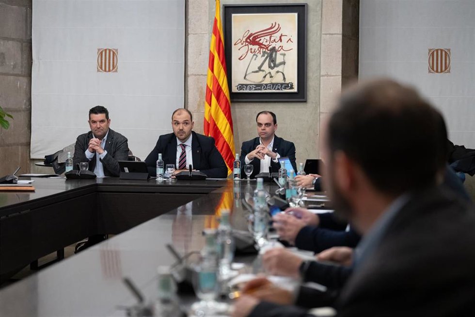 Archivo - (I-D) El secretario de Gobiernos Locales y relaciones con el Aran del Govern de la Generalitat de Catalunya, Xavier Amor; el conseller de la Presidencia de la Generalitat, Albert Dalmau, y el secretario de Telecomunicaciones de la Generalitat, A