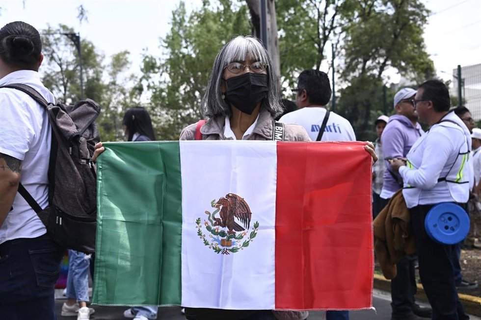 Archivo - Bandera de México durante una protesta