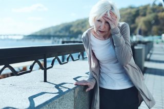 Archivo - SEMES alerta de posibles descompensaciones por calor en mayores con patologías de base y de la vulnerabilidad en mujeres