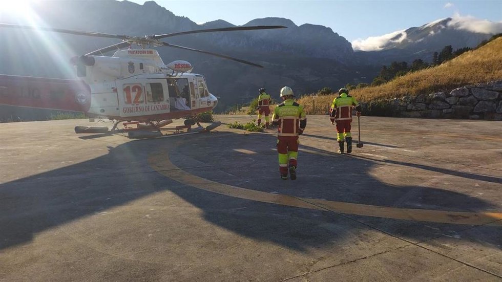 Imagen del traslado en el helicópteo medicalizado del Gobierno de Cantabria