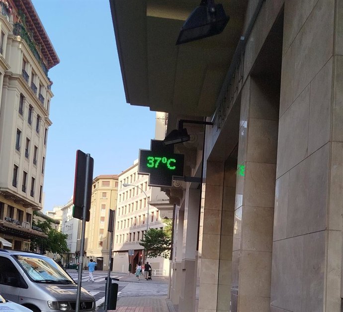 Archivo - Un termómetro en Pamplona que marca 37 grados.