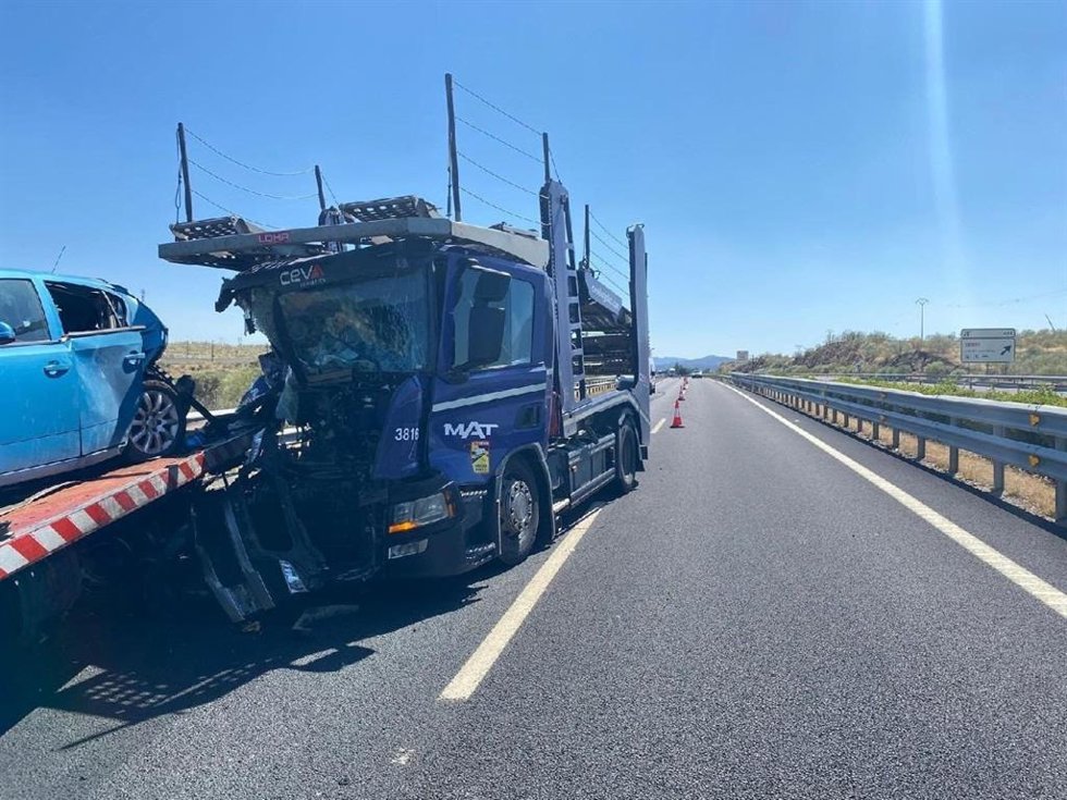 Accidente por alcance entre un camión portacoches y una grúa en la A-66 a la altura de Plasencia
