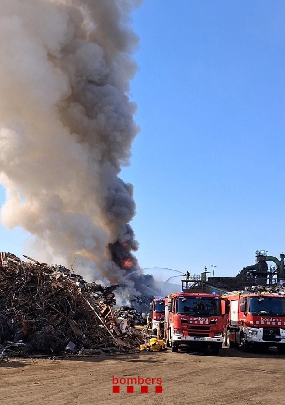 Los Bombers de la Generalitat trabajan en la extinción de un incendio en un vertedero de Granollers (BARCELONA)