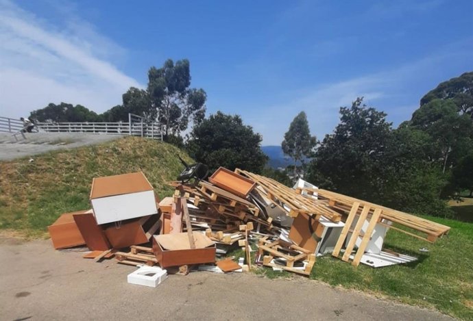 Vertido incontrolado en el mirador de Monte Porreiro