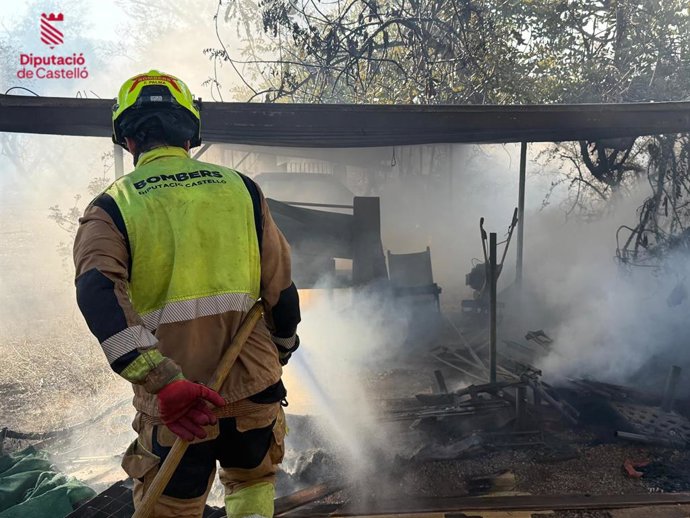 Un bombero trabaja en la extinción de un incendio en Peñíscola (Castellón)