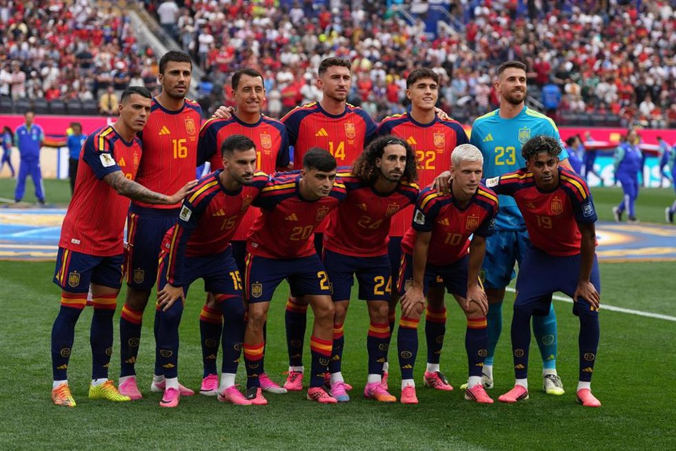 El once inicial de España frente a Austria posando antes del partido.