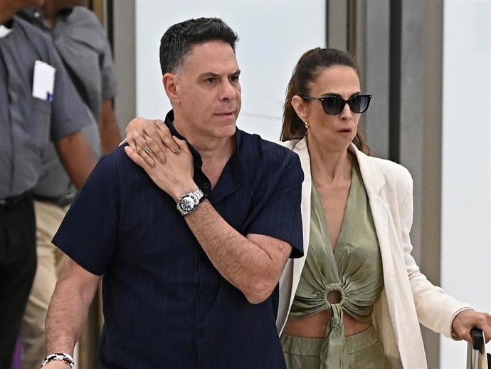Nuria Fergó y su novio, Claudio Bruno, caminando por el aeropuerto Adolfo Suárez Madrid - Barajas