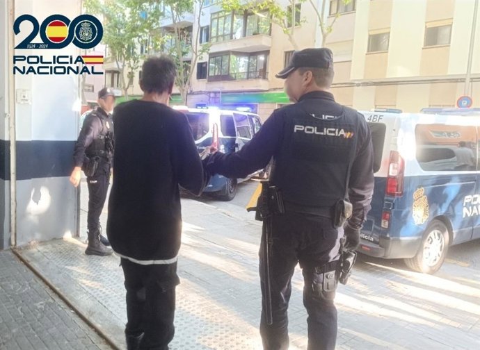 El detenido, junto a dos agentes.