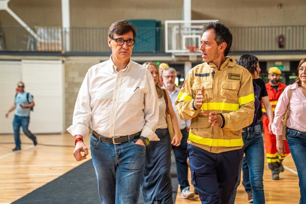 El presidente de la Generalitat, Salvador Illa, y el jefe de Bombers, David Borrell