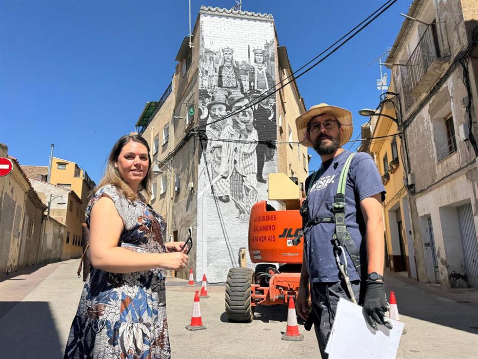La concejal de Cultura Beatriz Pano y el artista Miguel Wert.