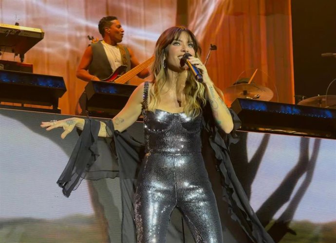 La cantante y compositora puertorriqueña Kany García "conectó" anoche con el público del Roig Arena en un concierto incluido dentro de su gira 'Puerta Abierta'.