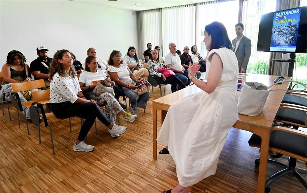 Imagen de la reunión de la alcaldesa con vecinos venezolanos