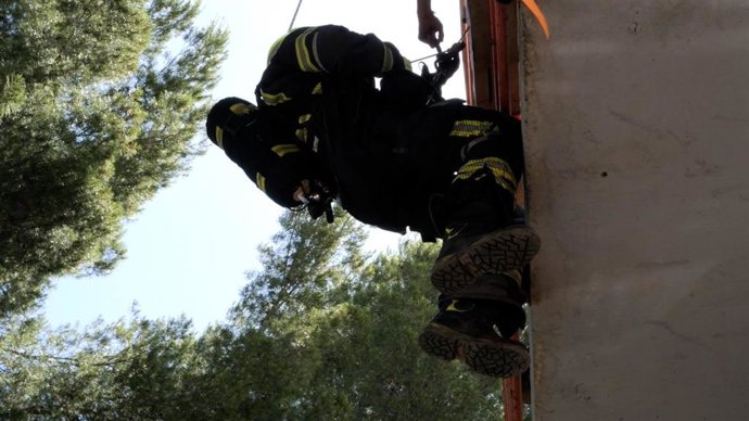 Bombero de Sevilla probando el nuevo material de rescate.