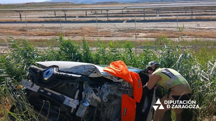 Un bombro de la DPZ junto al vehículo siniestrado en la A-127 tras chocar contra un camión.