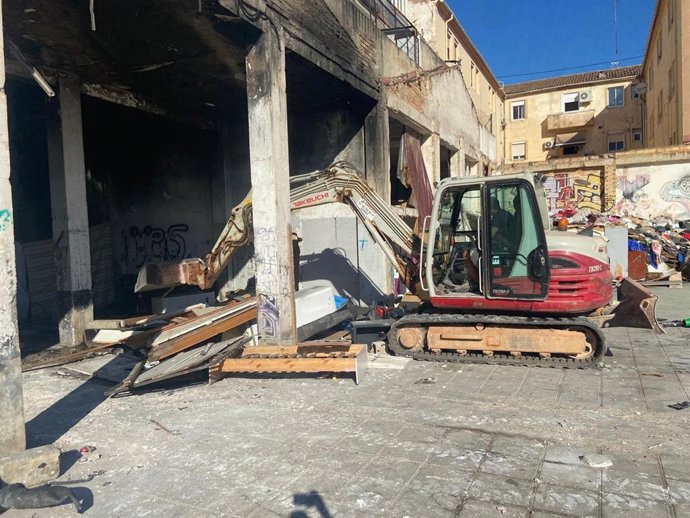 Los trabajos de limpieza y desescombro de los bajos ubicados en la calle Picayo de València donde se declaró un incendio el jueves han comnezado esta mañana