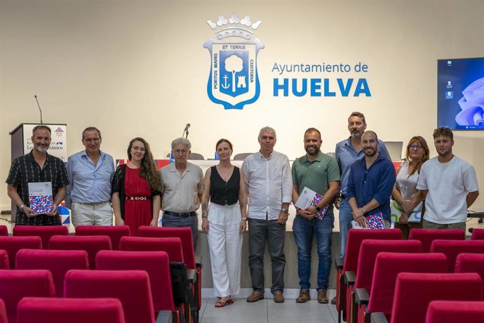 La concejal de Turismo y Comercio del Ayuntamiento de Huelva, Pastora Giménez, junto a representantes de entidades culturales y profesionales del sector turístico en la presentación de la Red Provincial del Legado Británico.