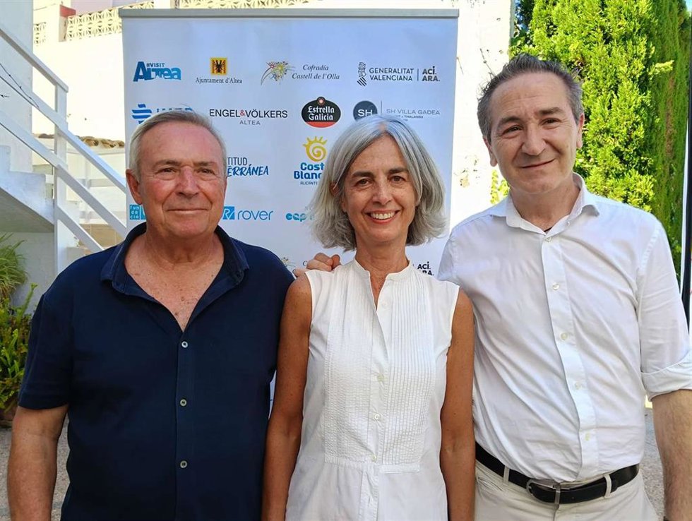 De izquierda a derecha, José Pérez Gorgoll, presidente de la Cofradía Castell de l’Olla, Beatriz Lorente-Sorolla y Nicolás Bugeda, DG Museos Generalitat.