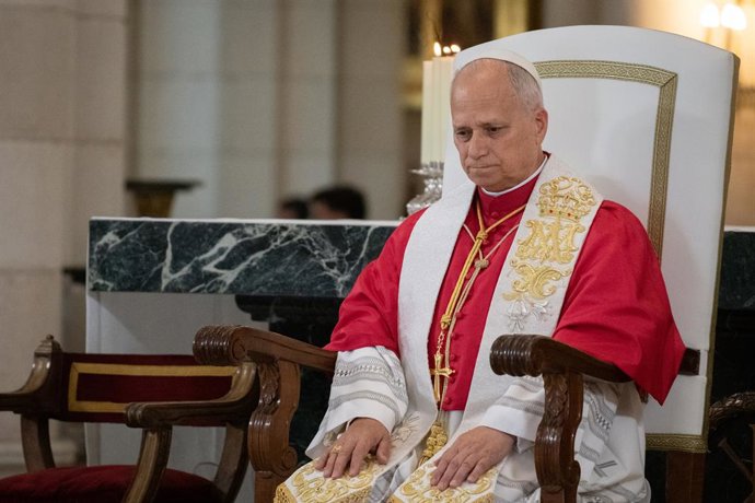 O Papa Leão XIV durante a oração e homenagem à Virgem da Almudena, presidida pelo Papa Leão XIV, na Catedral de Santa Maria da Almudena, em 8 de junho de 2026, em Madri (Espanha). Após a oração diante da padroeira, o Papa depositou a seus pés
