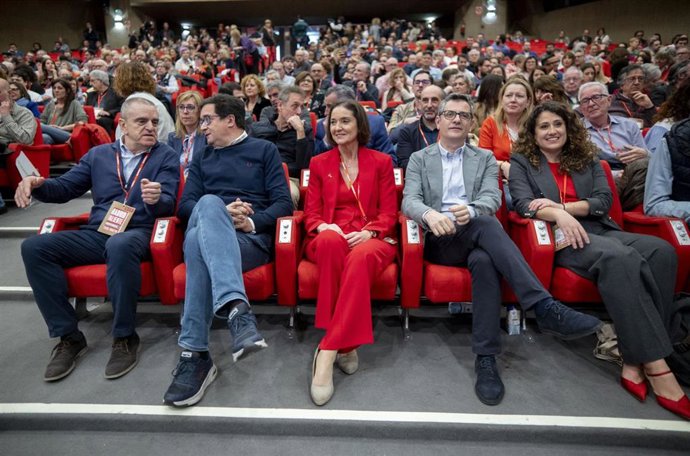 Archivo - (2I-D) El secretario general del PSOE de Madrid y ministro para la Transformación Digital y de la Función Pública, Óscar López, la nueva secretaria general del PSOE Madrid Ciudad, Reyes Maroto, el secretario de Justicia de la CEF y ministro de l