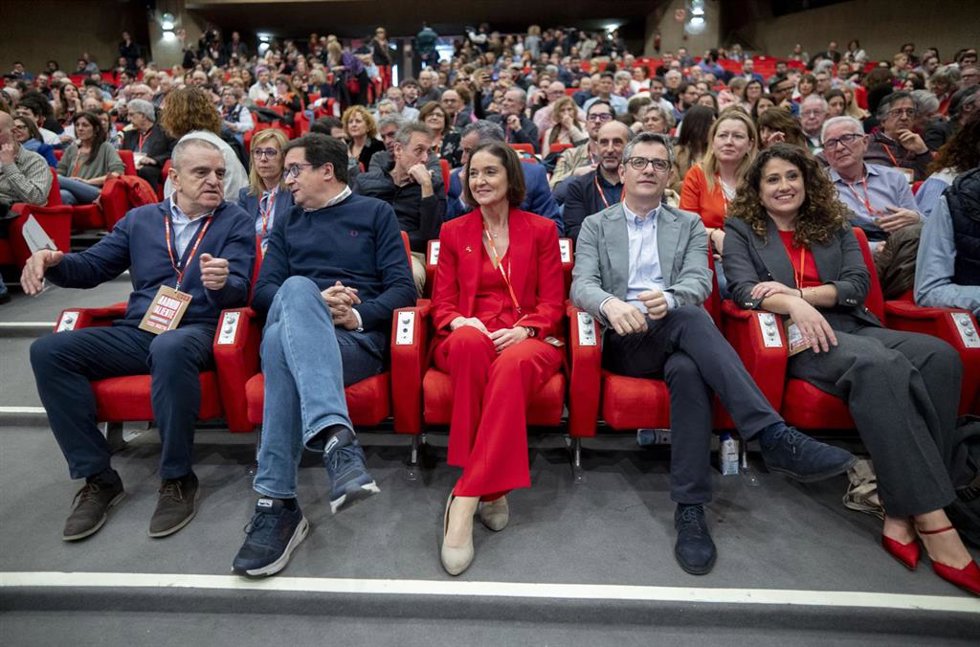 Archivo - (2I-D) El secretario general del PSOE de Madrid y ministro para la Transformación Digital y de la Función Pública, Óscar López, la nueva secretaria general del PSOE Madrid Ciudad, Reyes Maroto, el secretario de Justicia de la CEF y ministro de l
