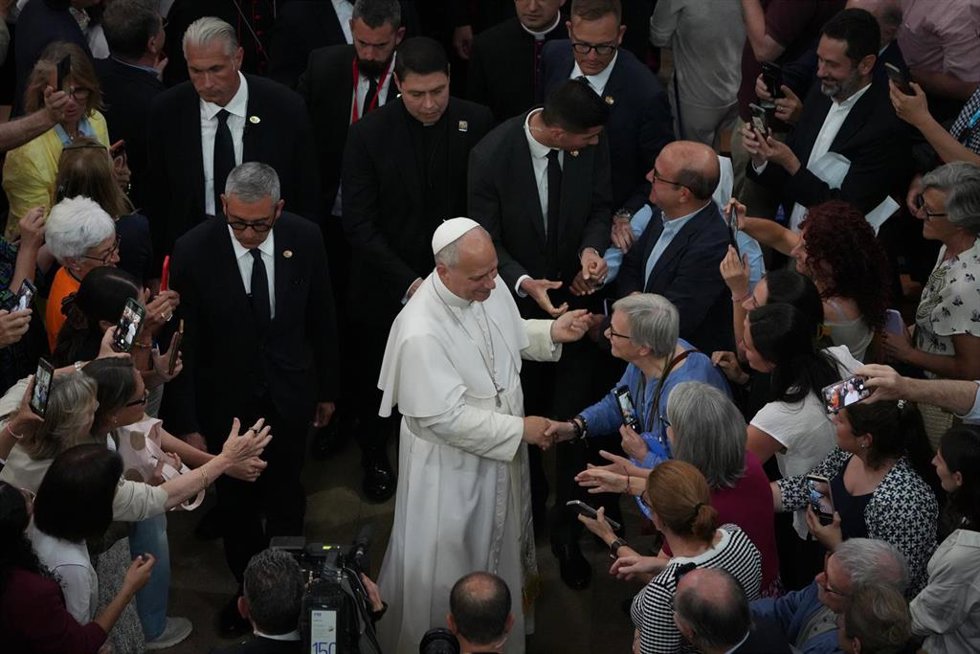 El Papa León XIV a su salida del encuentro eclesial con las entidades de caridad y asistencia diocesana en la Iglesia de San Agustín, ubicada en el barrio de El Raval, a 10 de junio de 2026, en Barcelona, Catalunya (España). Este acto de carácter social s