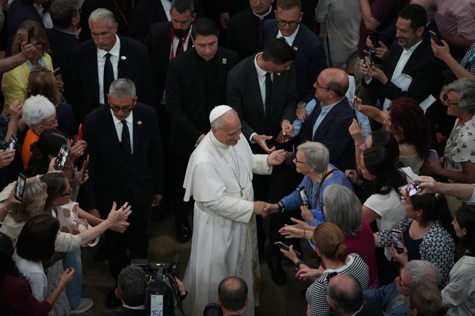O Papa Leão XIV ao sair do encontro eclesial com as entidades de caridade e assistência diocesana na Igreja de Santo Agostinho, localizada no bairro de El Raval, em 10 de junho de 2026, em Barcelona, Catalunha (Espanha). Este evento de caráter social s
