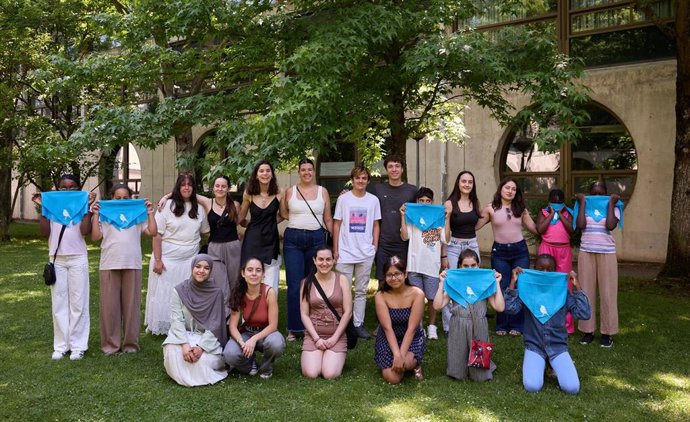 Archivo - Personas mentoras y mentorizadas de los proyectos Ruiseñor-Urretxindorra y del Programa Prometeus posan en el campus de Arrosadia.
