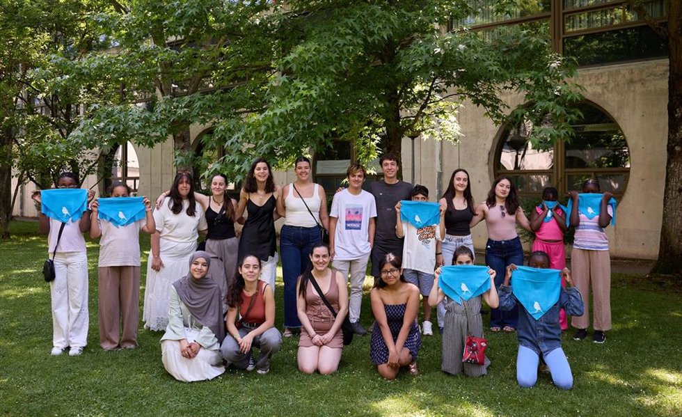 Archivo - Personas mentoras y mentorizadas de los proyectos Ruiseñor-Urretxindorra y del Programa Prometeus posan en el campus de Arrosadia.